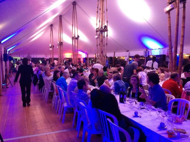 Tente bambou éclairée avec des projecteurs par a LEDs